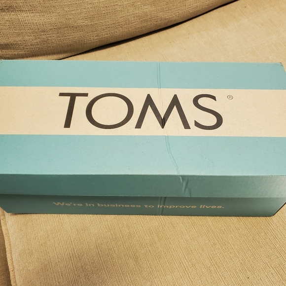 TOMS - Picture 1 of 4